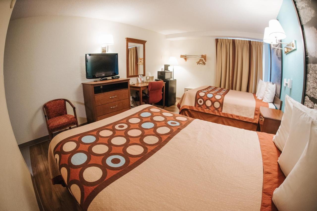 Super 8 By Wyndham Danbury Motel Dış mekan fotoğraf