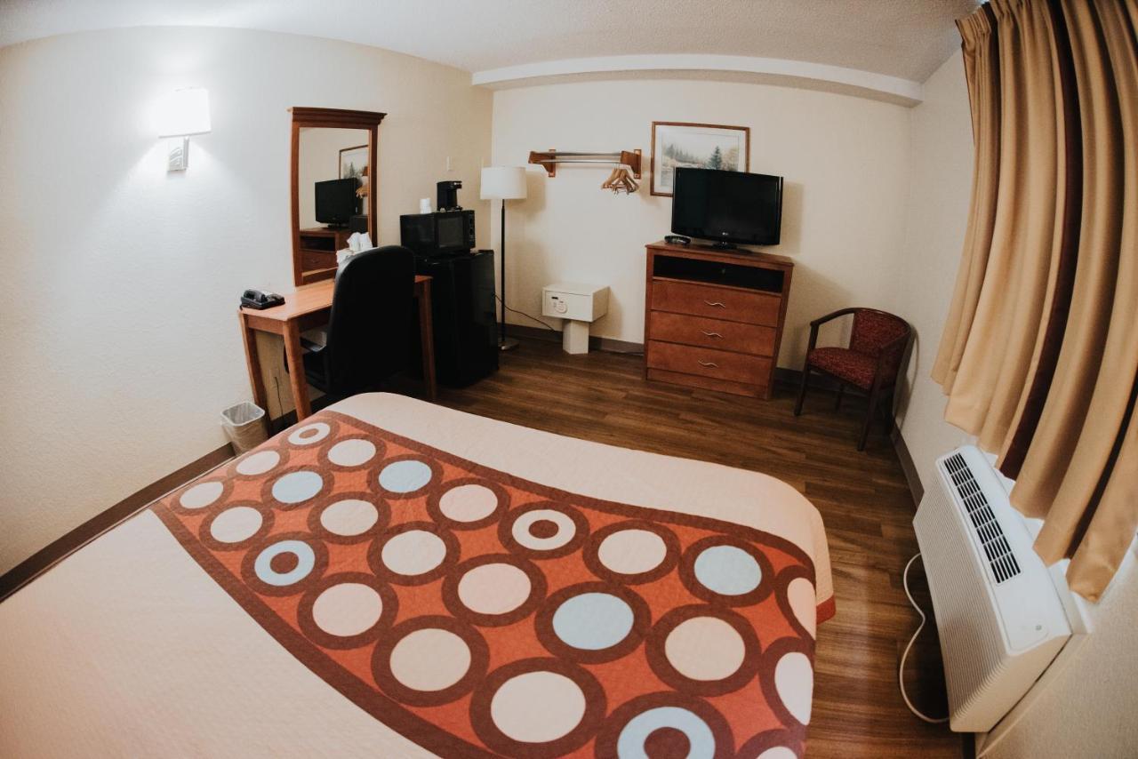 Super 8 By Wyndham Danbury Motel Dış mekan fotoğraf